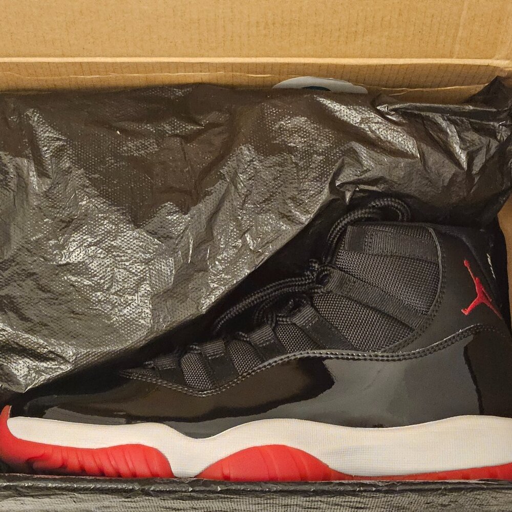 Jordan 11 bred size 8 Men's